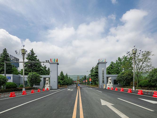 河鋼集團(tuán)舞陽鋼鐵公司是我國寬厚鋼板生產(chǎn)科研基地。擁有4100mm+4100mm和4200mm+4300mm兩條技術(shù)先進(jìn)的雙機(jī)架寬厚鋼板生產(chǎn)線,配套有國內(nèi)寬厚板行業(yè)優(yōu)勢明顯的鋼錠模鑄線及鋼板熱處理設(shè)施,具有雄厚的研發(fā)制造實(shí)力。具有年產(chǎn)鋼500萬噸、寬厚鋼板360萬噸、銷售收入200億元的綜合實(shí)力。 河鋼集團(tuán)舞陽鋼鐵公司是我國寬厚鋼板生產(chǎn)科研基地。擁有4100mm+4100mm和4200mm+4300mm兩條技術(shù)先進(jìn)的雙機(jī)架寬厚鋼板生產(chǎn)線,配套有國內(nèi)寬厚板行業(yè)優(yōu)勢明顯的鋼錠模鑄線及鋼板熱處理設(shè)施,具有雄厚的研發(fā)制造實(shí)力。具有年產(chǎn)鋼500萬噸、寬厚鋼板360萬噸、銷售收入200億元的綜合實(shí)力。