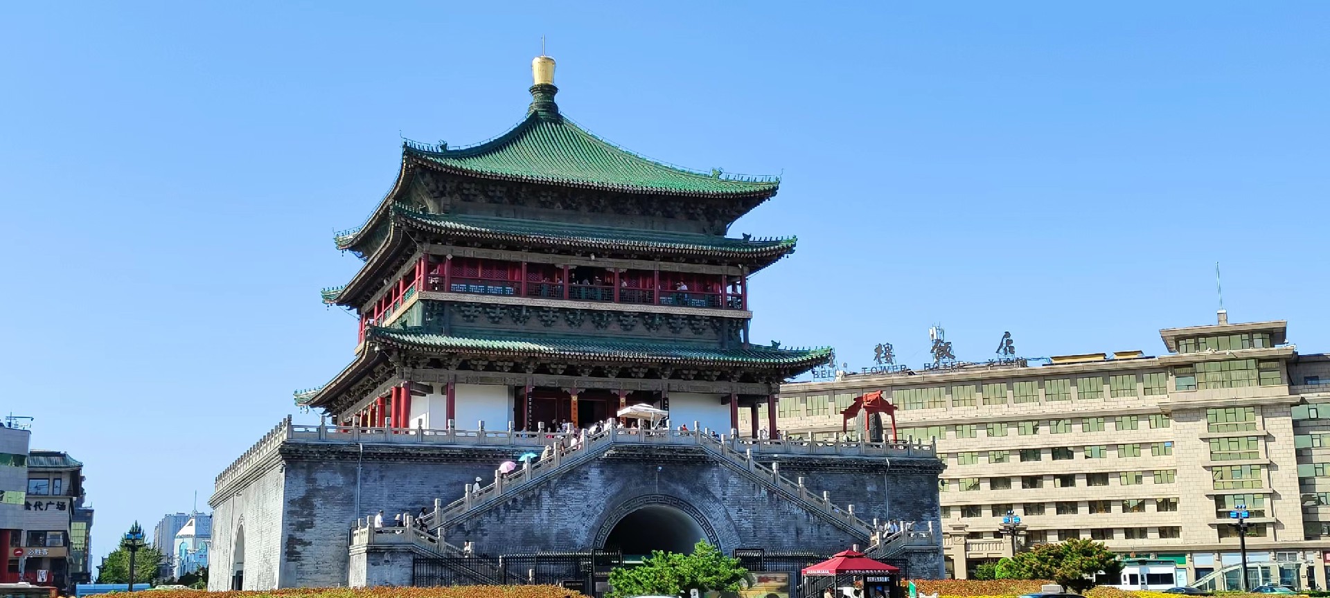西安是國(guó)務(wù)院公布的首批國(guó)家歷史文化名城，有西周、秦、西漢、唐等在內(nèi)的13個(gè)朝代在此建都，是世界四大古都之一，中國(guó)古都學(xué)會(huì)認(rèn)定的中國(guó)建都朝代最多、帝都?xì)v史最長(zhǎng)的古都。曾經(jīng)作為中國(guó)首都和政治、經(jīng)濟(jì)、文化中心長(zhǎng)達(dá)1100多年。旅游景點(diǎn)有秦始皇兵馬俑博物館、大雁塔、陜西歷史博物館、華清池景區(qū)、碑林博物館等