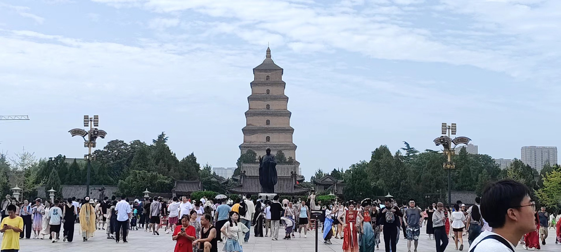 西安是國(guó)務(wù)院公布的首批國(guó)家歷史文化名城，有西周、秦、西漢、唐等在內(nèi)的13個(gè)朝代在此建都，是世界四大古都之一，中國(guó)古都學(xué)會(huì)認(rèn)定的中國(guó)建都朝代最多、帝都?xì)v史最長(zhǎng)的古都。曾經(jīng)作為中國(guó)首都和政治、經(jīng)濟(jì)、文化中心長(zhǎng)達(dá)1100多年。旅游景點(diǎn)有秦始皇兵馬俑博物館、大雁塔、陜西歷史博物館、華清池景區(qū)、碑林博物館等