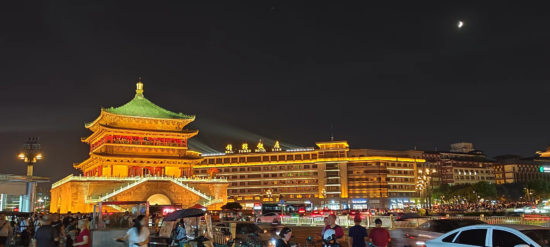 西安是國(guó)務(wù)院公布的首批國(guó)家歷史文化名城，有西周、秦、西漢、唐等在內(nèi)的13個(gè)朝代在此建都，是世界四大古都之一，中國(guó)古都學(xué)會(huì)認(rèn)定的中國(guó)建都朝代最多、帝都?xì)v史最長(zhǎng)的古都。曾經(jīng)作為中國(guó)首都和政治、經(jīng)濟(jì)、文化中心長(zhǎng)達(dá)1100多年。旅游景點(diǎn)有秦始皇兵馬俑博物館、大雁塔、陜西歷史博物館、華清池景區(qū)、碑林博物館等
