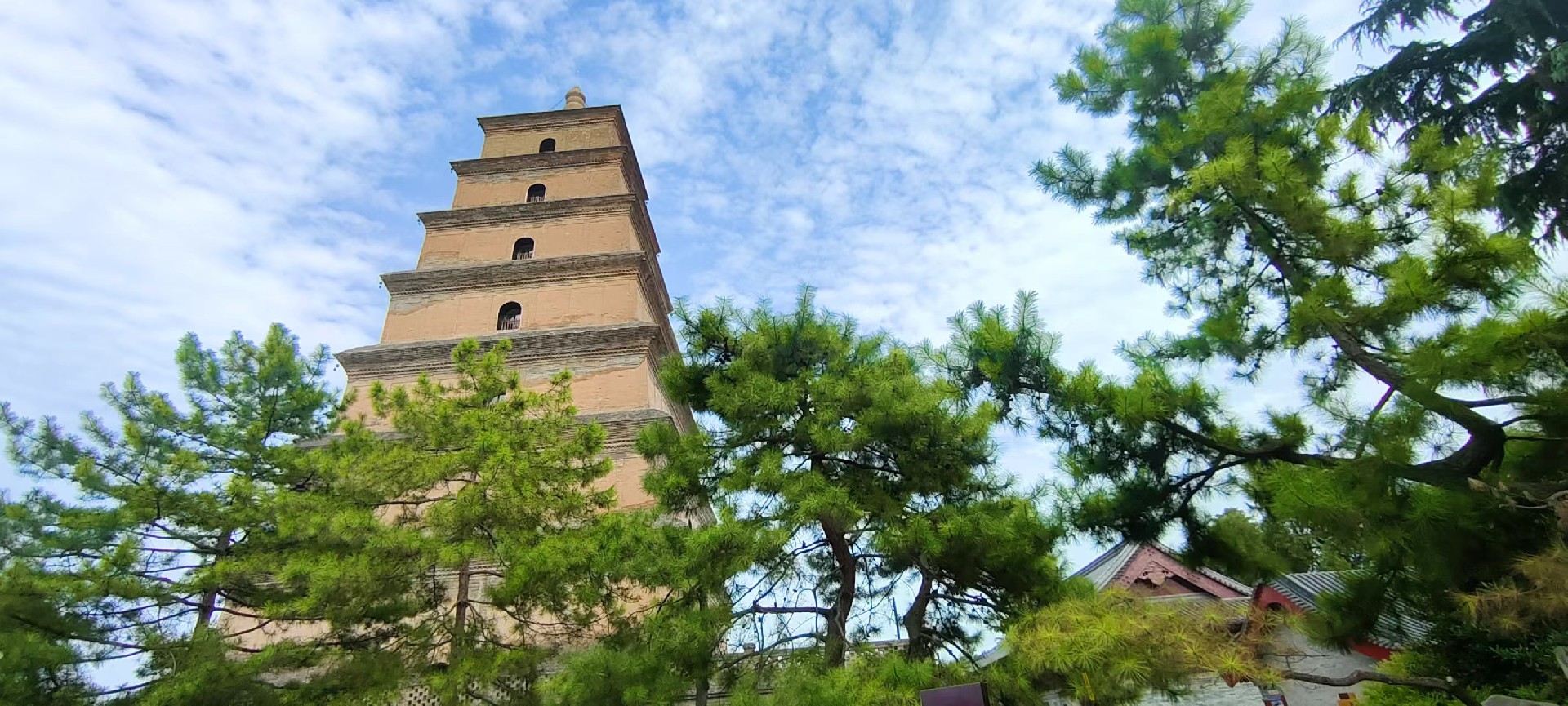 西安是國(guó)務(wù)院公布的首批國(guó)家歷史文化名城，有西周、秦、西漢、唐等在內(nèi)的13個(gè)朝代在此建都，是世界四大古都之一，中國(guó)古都學(xué)會(huì)認(rèn)定的中國(guó)建都朝代最多、帝都?xì)v史最長(zhǎng)的古都。曾經(jīng)作為中國(guó)首都和政治、經(jīng)濟(jì)、文化中心長(zhǎng)達(dá)1100多年。旅游景點(diǎn)有秦始皇兵馬俑博物館、大雁塔、陜西歷史博物館、華清池景區(qū)、碑林博物館等