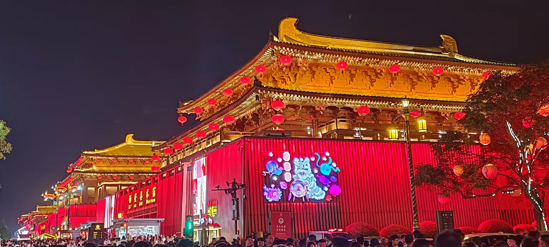 西安是國(guó)務(wù)院公布的首批國(guó)家歷史文化名城，有西周、秦、西漢、唐等在內(nèi)的13個(gè)朝代在此建都，是世界四大古都之一，中國(guó)古都學(xué)會(huì)認(rèn)定的中國(guó)建都朝代最多、帝都?xì)v史最長(zhǎng)的古都。曾經(jīng)作為中國(guó)首都和政治、經(jīng)濟(jì)、文化中心長(zhǎng)達(dá)1100多年。旅游景點(diǎn)有秦始皇兵馬俑博物館、大雁塔、陜西歷史博物館、華清池景區(qū)、碑林博物館等