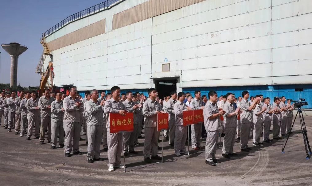 8月11日上午，舞鋼公司460mm厚板連鑄機(jī)項(xiàng)目開工儀式舉行。舞鋼公司黨委書記、董事長(zhǎng)吝章國(guó)，舞鋼市委常委、宣傳部部長(zhǎng)、副市長(zhǎng)郭愛珍，中冶京誠(chéng)煉鋼工程技術(shù)所總經(jīng)理安邦，中冶集團(tuán)首席專家陳衛(wèi)強(qiáng)，武鋼綠城副總經(jīng)理冀廣超，大河環(huán)科黨委副書記、總經(jīng)理劉永剛等出席開工儀式。據(jù)了解，460mm連鑄機(jī)項(xiàng)目是舞鋼公司推進(jìn)結(jié)構(gòu)優(yōu)化、綠色低碳轉(zhuǎn)型的重要戰(zhàn)略部署。該項(xiàng)目建成后，可以充分發(fā)揮舞鋼的裝備優(yōu)勢(shì)和技術(shù)優(yōu)勢(shì)，不僅對(duì)舞鋼開展前沿技術(shù)研究，引領(lǐng)寬厚板行業(yè)發(fā)展意義重大，而且將進(jìn)一步提升地區(qū)金屬材料產(chǎn)業(yè)鏈的整體實(shí)力。